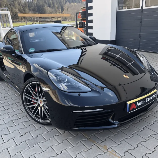 Schwarzer Porsche Cayman Lackaufbereitung