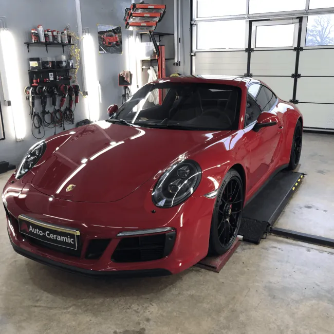 Roter Porsche 911 GTS nach Keramikversiegelung bei Auto Ceramic Kaufbeuren