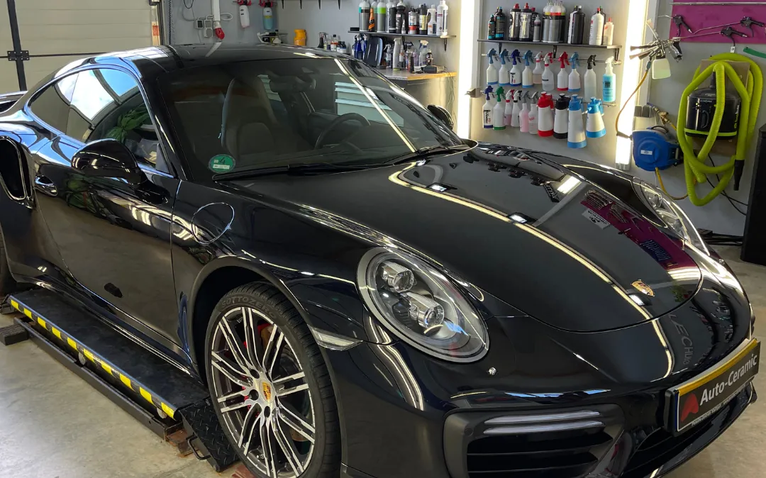 Schwarzer Porsche 911 Turbo Lackaufbereitung