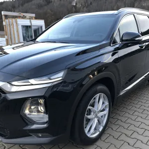 Schwarzer Hyundai Santa Fe Fahrzeugpflege