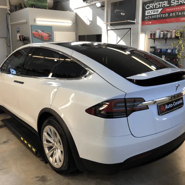 Weisser Tesla Model X Fahrzeugaufbereitung