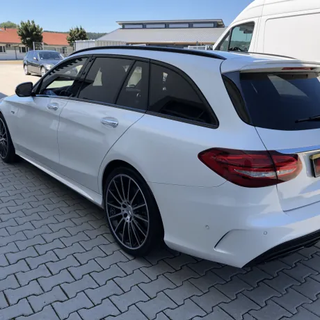 Weisser Mercedes C-Klasse T-Modell Aufbereitung