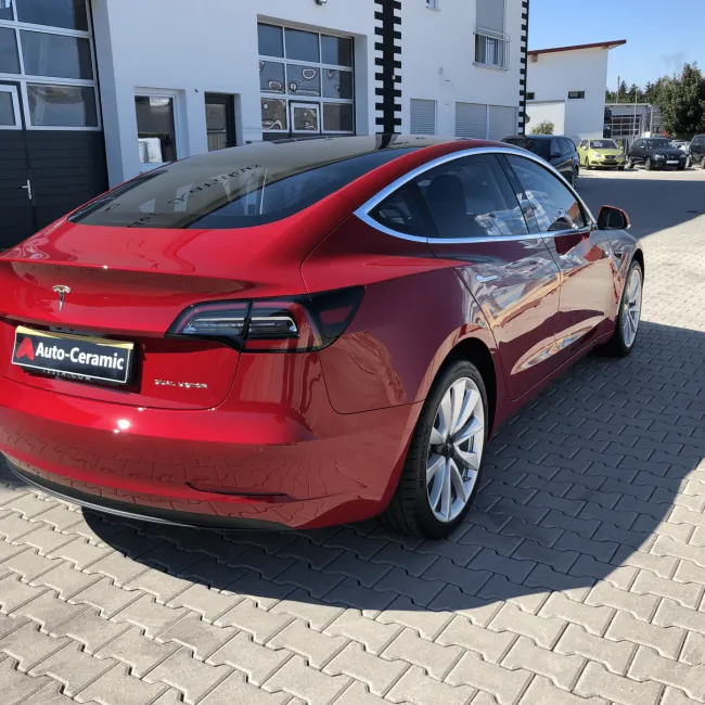 Roter Tesla Model 3 Keramikversiegelung